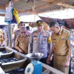 Jelang Pemilu 2024, Kapolres Pringsewu dan Forkopimda Lakukan Monitoring Stok dan Harga Bahan Pokok di Pasar Sukoharjo