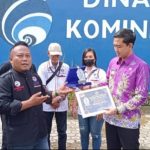 IWO-Indonesia Kabupaten pringsewu Memberikan Plakat Dan Piagam Penghargaan Golden Award Ke Dinas Kominfo Pringsewu.