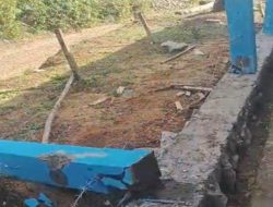 Ambruk, Kejari Pasbar Diminta Percepat Periksa Dugaan Dugaan Korupsi Pembangunan Pagar SMPN 04 Sungai Beremas