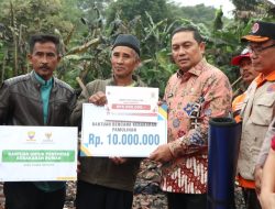 Pj Bupati Sumedang Salurkan Bantuan untuk Korban Kebakaran di Desa Cigendel