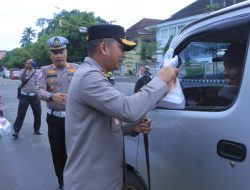 Kapolres bersama Kasatlantas berserta jajaran Polres Metro Polda Lampung bagikan takjil untuk Masyarakat