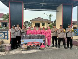 Jelang Berbuka Puasa Polsek Sungai Selan Bagi Bagi Takjil