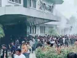 Demo Aliansi Masyarakat Penambang Depan Kantor PT Timah Sempat Ricuh
