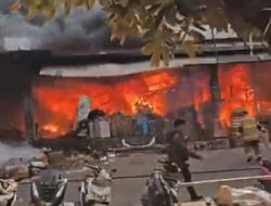 Pasar Induk Kramatjati Kebakaran, Diduga Berawal Dari Korsleting Listrik