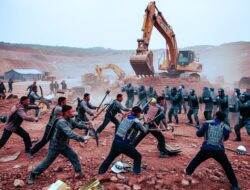 Ngeri !! Kepergok Intai Tambang Emas Belasan WNA China Serang Aparat