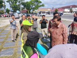 Serahkan Bantuan Lebaran 500 Pejuang Kebersihan PGK, Walikota : Habis Lebaran Kita Bareng Lagi Bersihkan Kota