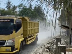 Debu Mengganas di Proyek Preservasi Jalan Pardasuka, Warga Resah Batu Berterbangan Ancam Keselamatan