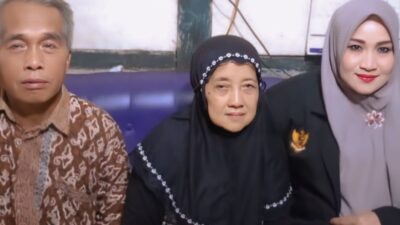 RUMAH DIPASANG PLANG, MBah SUPARSONO MENANGIS: “SAYA TIDAK PERNAH BIKIN MASALAH!”
